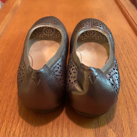 LIKE NEW In Box Vionic Pewter Robyn Style Flats - Picture 9 of 16